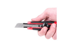 Нож с металлической направляющей под лезвие 18 мм с обрезиненной рукояткой INTERTOOL HT-0503-foto2