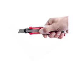 Нож с 3-мя отломными лезвиями 18 мм, металлическая направляющая, противоскользящий корпус. INTERTOOL HT-0508-foto6